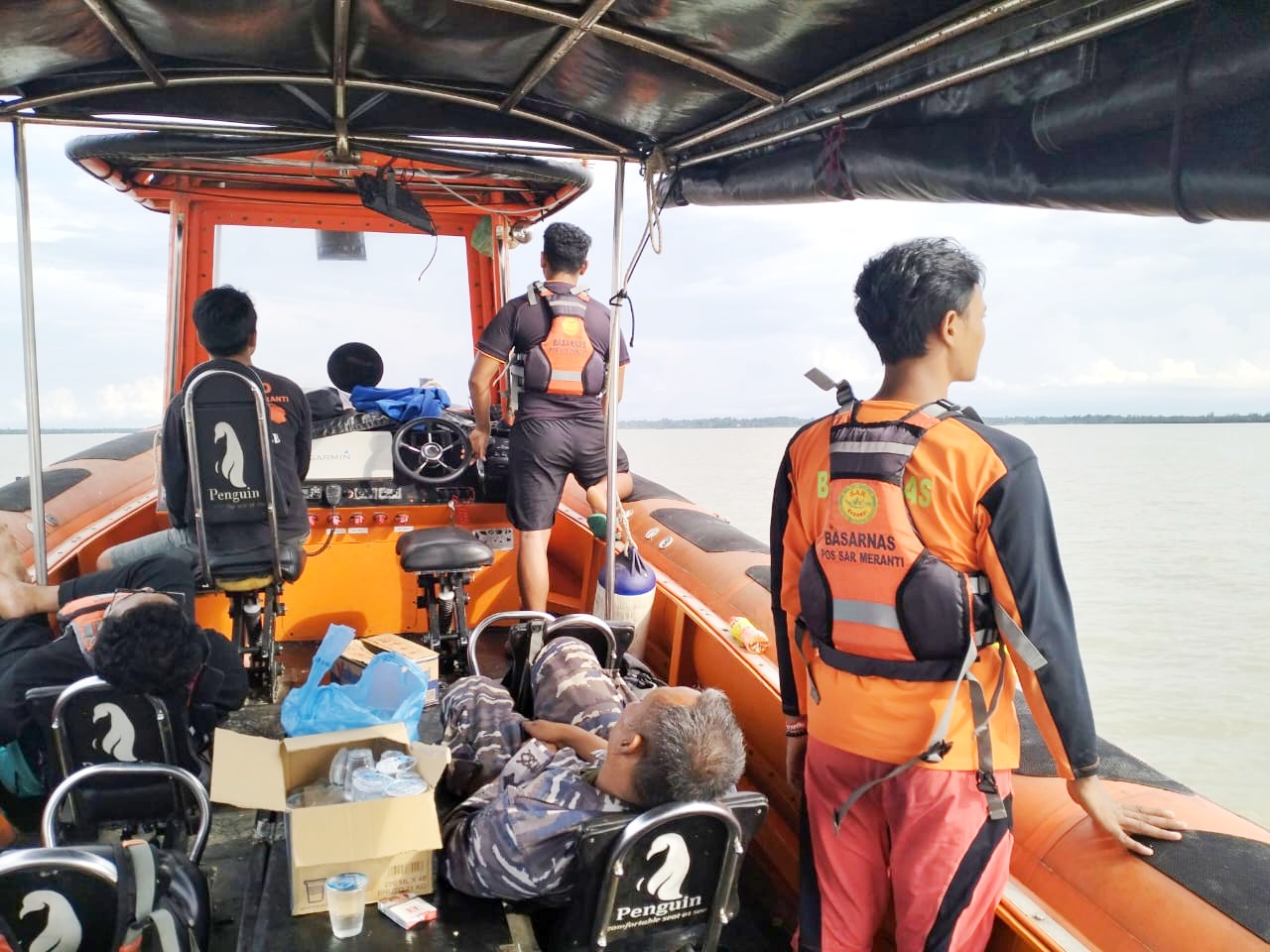 Tim SAR gabungan saat melakukan upaya pencarian korban nelayan yang hilang di Selat Malaka